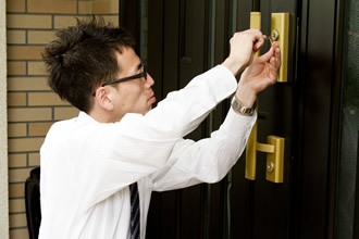 玄関扉で鍵折れ、先端が抜けない場合は鍵を分解して取り出し